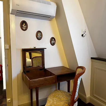 Chateau D'arts Saint-Saturnin-sur-Loire